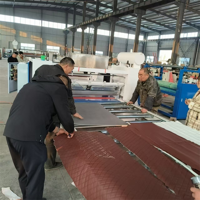 汽车脚垫玻纤板涂胶贴面机 皮革绒布pur热熔胶平贴机 坐垫贴布机