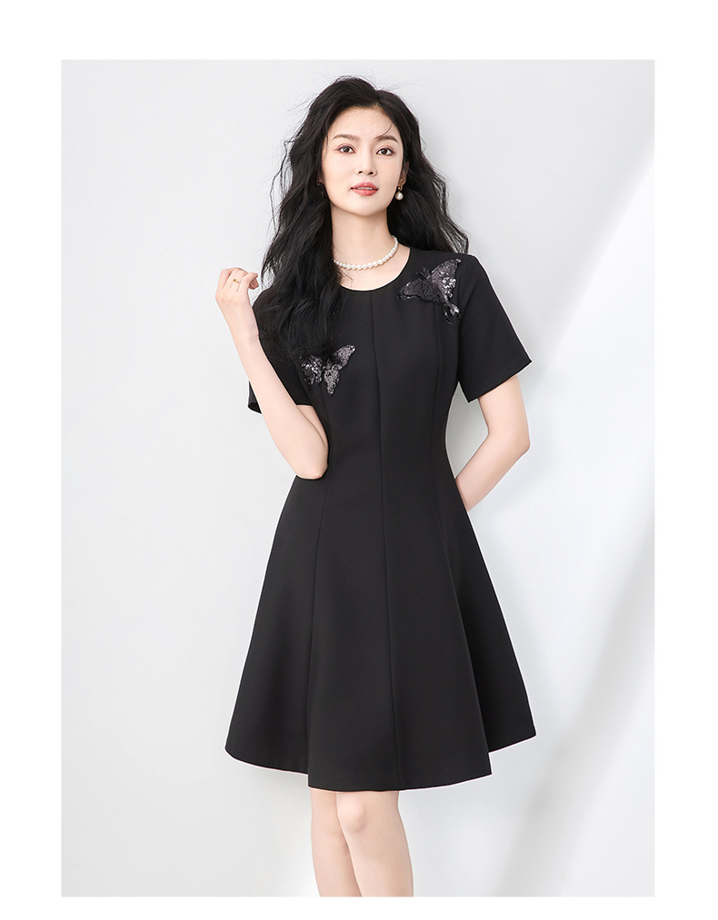 Váy liền tay ngắn cổ tròn đính sequin nặng, thắt eo, phong cách quý phái — Màu đen chi tiết 7