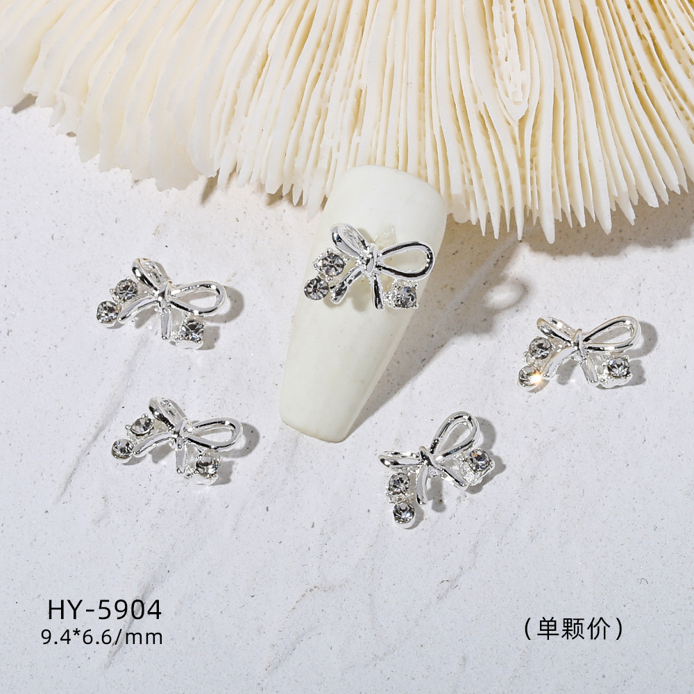 Venta caliente taladro de uñas arco de plata joyería tridimensional flash diamante esmalte de uñas decorativo diamante acabado pieza de uñas traje de joyería