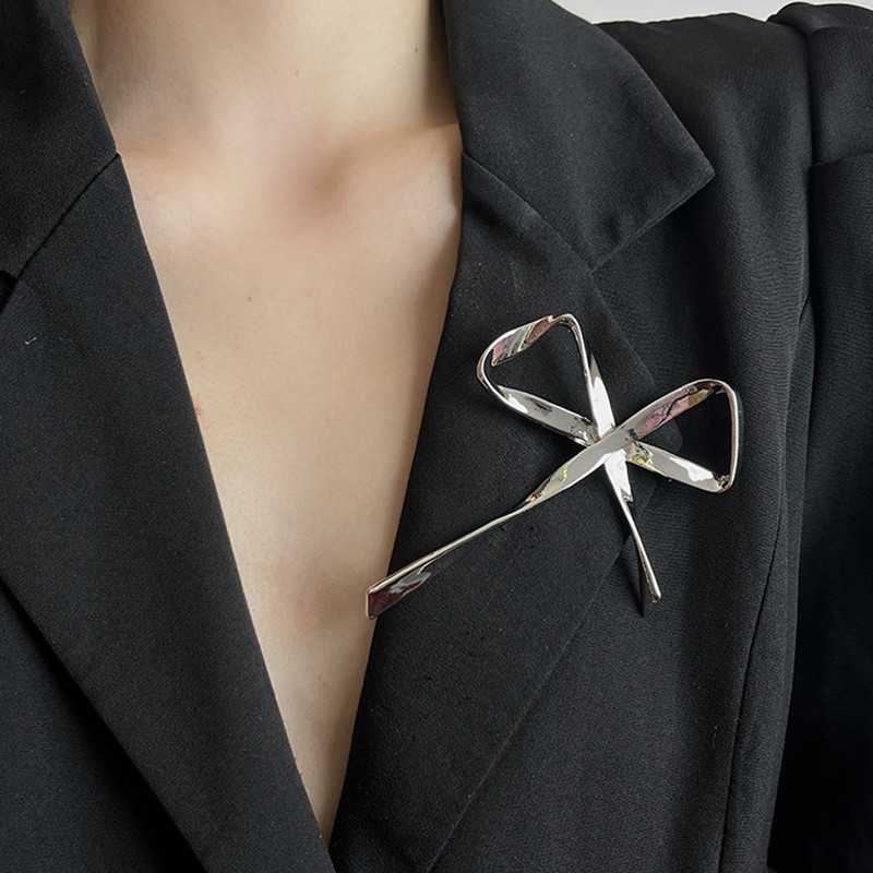 Sweet Hollow Bow Brooch Coat Decoration Metal All-match Design Sense Personality High-end Sense Pin Accessories Women