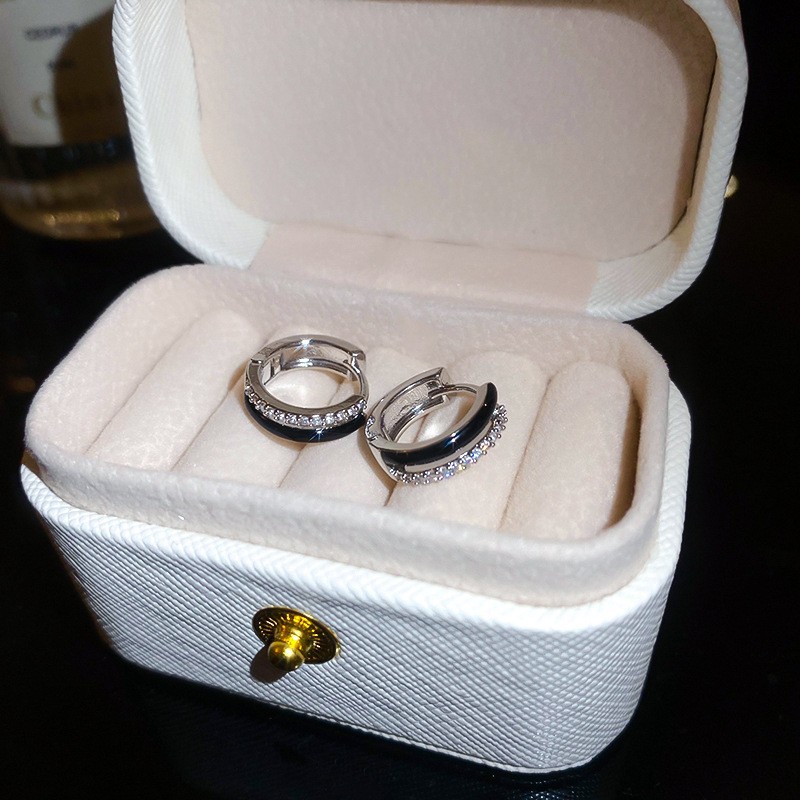 銀の針の黒色の水晶の項の幾何学のピアスの小さい大衆の百合のイヤリングのファッションの気質の軽くて豪華な高級感の耳飾りの卸売り