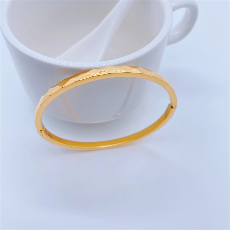 Simple Elegant 18k Gold Plated Titanium Steel Bracelet Female Ornament display picture 4