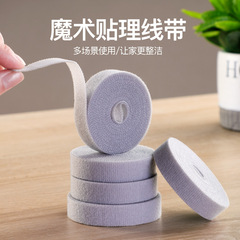 理線器のケーブルは手を引き裂いてマジックテープのデータ線を貼って整理します。