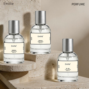 EmillieŮ������Ůʿ����ͬ��С����־����µ���ˮŮʿ��ˮ�F؛