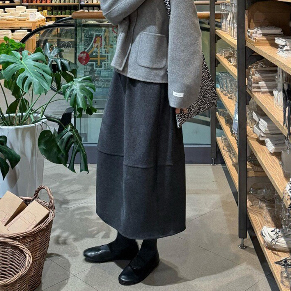 Autumn and winter maternity wear: a gray wool blend midi skirt, a stunning A-line skirt perfect for late autumn, designed for pear-shaped figures
