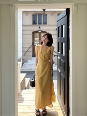 设计感黄色v领背心连衣裙女夏季绑带修身无袖裙子气质收腰a字长裙
