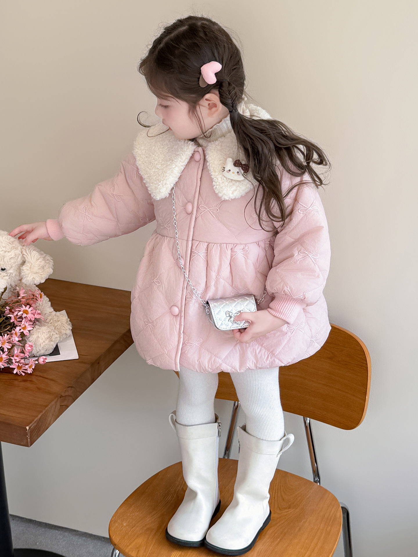 Niña invierno de ropa de algodón 2025 nuevo estilo extranjero niños bordados ropa de algodón de arco de invierno chaqueta de algodón caliente bebé femenino