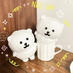 韓国版のかわいい子供は自分で熊のぬいぐるみをからかって子供の祝日の贈り物をします。