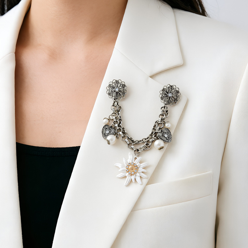 Korean-Style Daisy Heart Brooch for Women, Niche Light Luxury Pearl Vintage Decorative Design Alloy High-End Jewelry