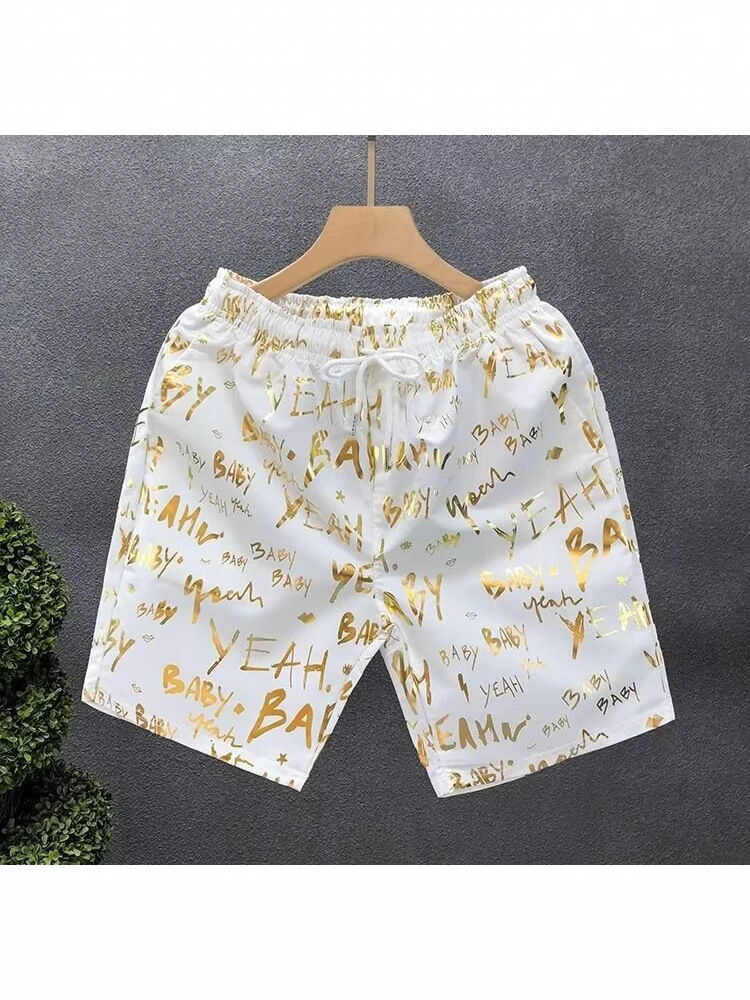 Pantalones cortos de impresión dorada populares para hombres de verano delgados pantalones de cinco puntos para hombres fuera de casa para usar pantalones de playa pantalones de pantalones de pantalones de gran tamaño