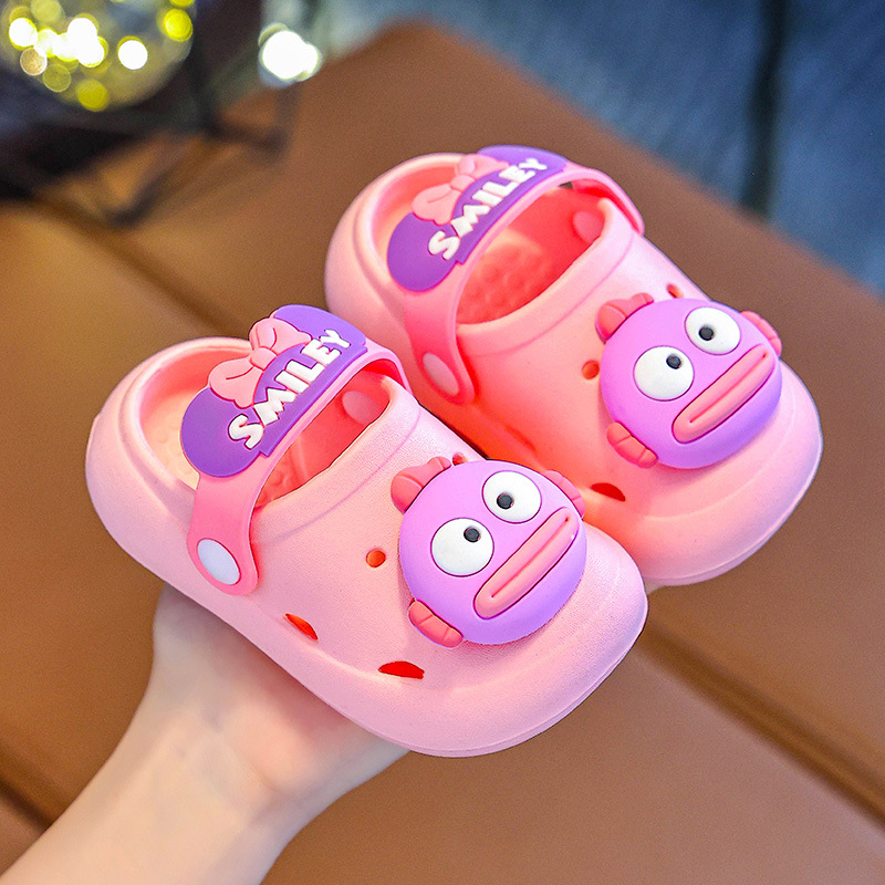 Nuevas zapatillas infantiles de verano para niños antideslizantes domésticos de dibujos animados para bebés con base suave zapatillas frías agujeros