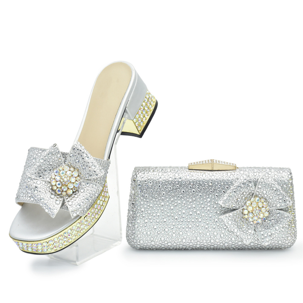 Piešķiriet vakaram aksesuārus ar aplikācijām rotātām augstpapēžu sandalēm un pilnu auduma vakariņu somu komplektu ar maziem, mirdzošiem rombveida motīviem._voghion.com