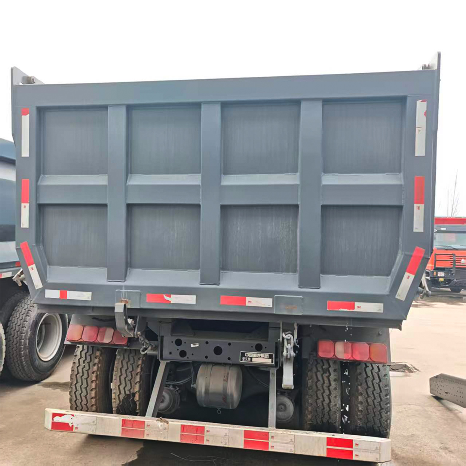 Manufacturer of Cross-Border Heavy-Duty Truck Howo, Eight-Wheel Dump Truck, Engineering Dump Truck, Earthmoving Transport Truck, 371 Horsepower Dump Truck