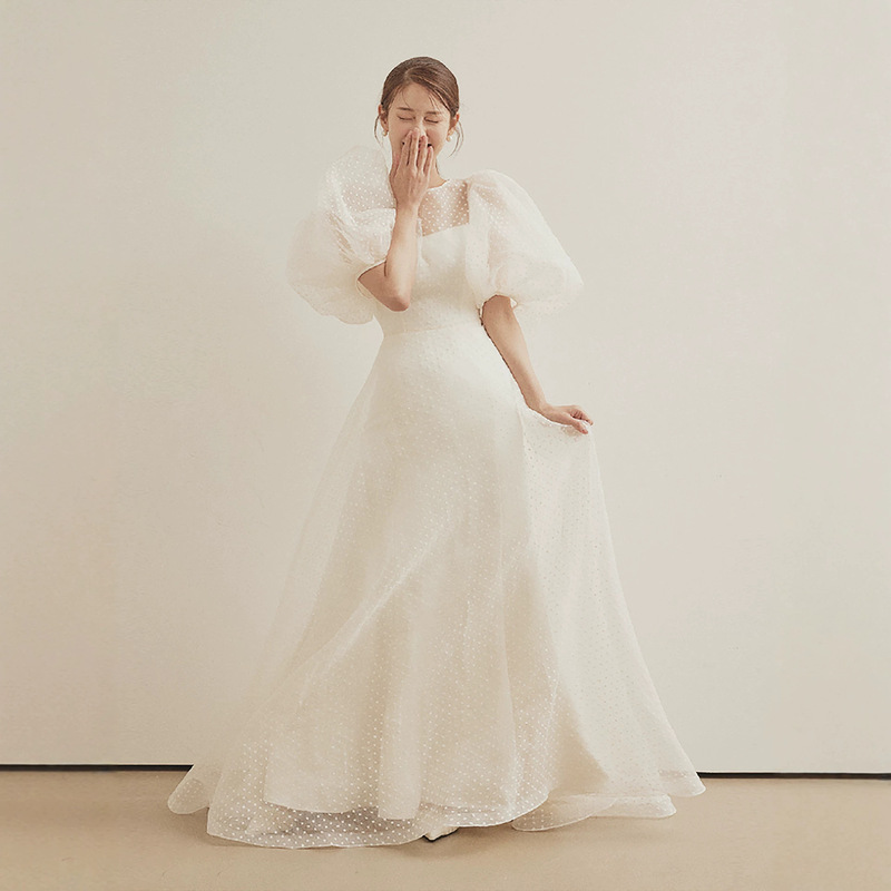 Light wedding dress with round neck and puff sleeves to cover the arms, suitable for studio and outdoor photo shoots, forest-style, ultra-fairy, with a train, niche and high-end feel