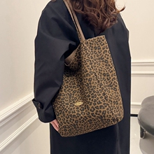 新款豹纹帆布包包女士秋冬时尚流行托特包休闲包大容量通勤单肩包