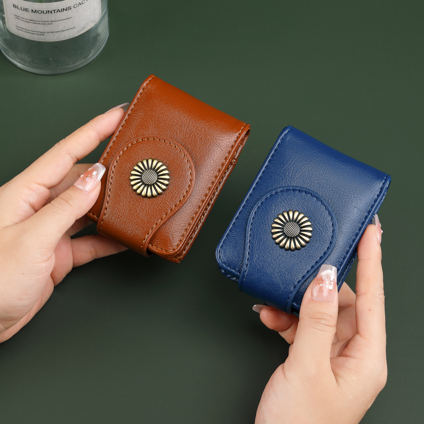 Wholesale high-value lipstick bags with mirrors, portable travel makeup touch-up pouches, lightweight and convenient storage protective cases.