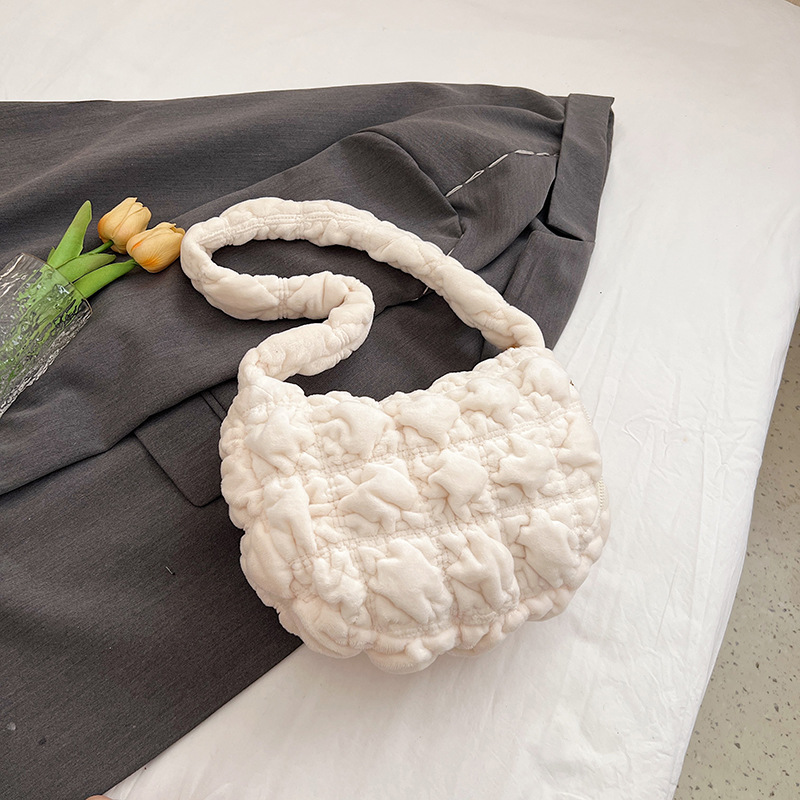 Nuevas nubes plisadas envuelven a las mujeres han bangchao nicho terciopelo envuelve albóndigas casuales envueltas en moda envueltas en un hombro y axilas