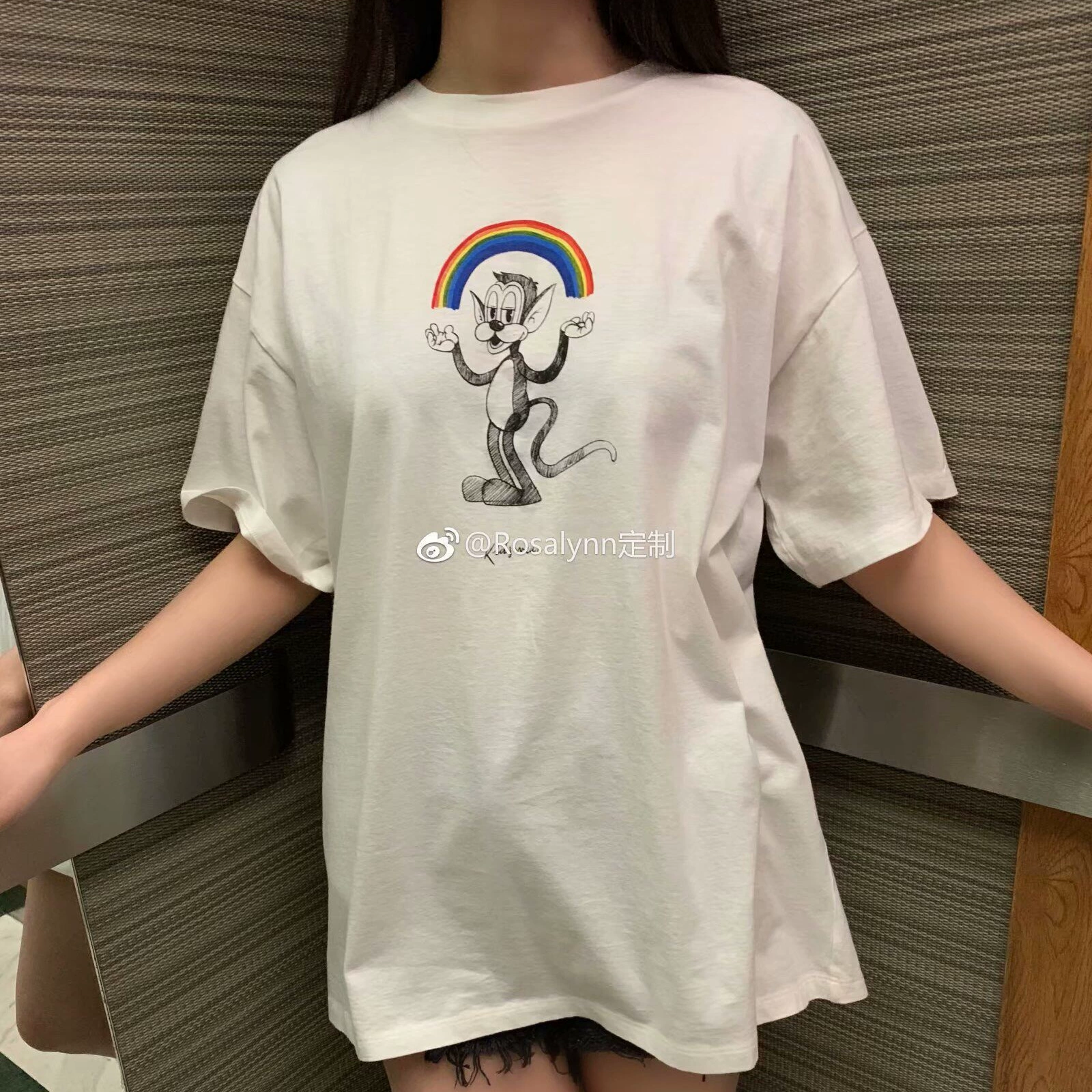 19 весенне-летняя белая хлопковая футболка с короткими рукавами и принтом радужной обезьяны