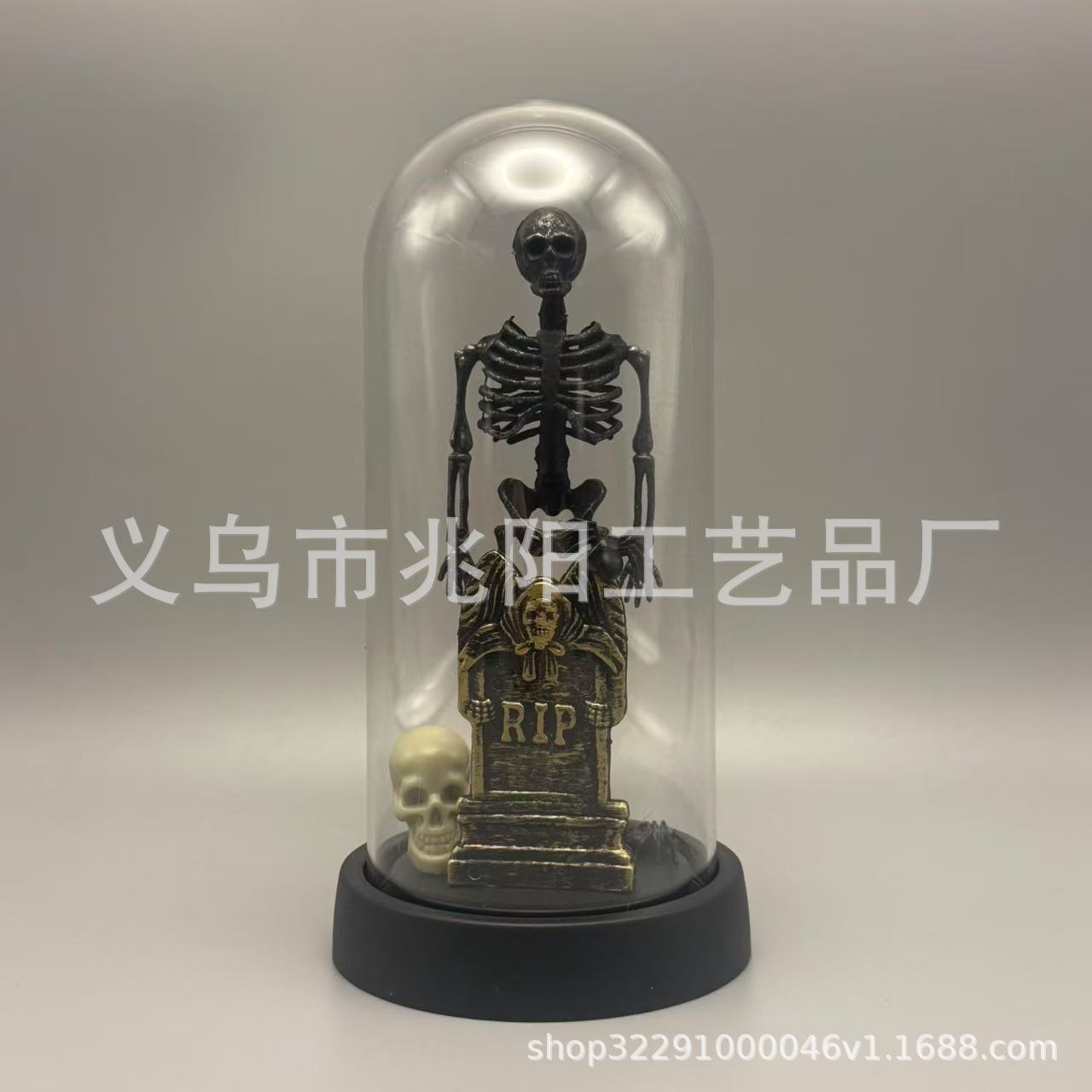 Disposición de Halloween, campana transparente, decoración de la fiesta interior, adornos, fantasmas iluminan la linda noche brillante de fantasmas