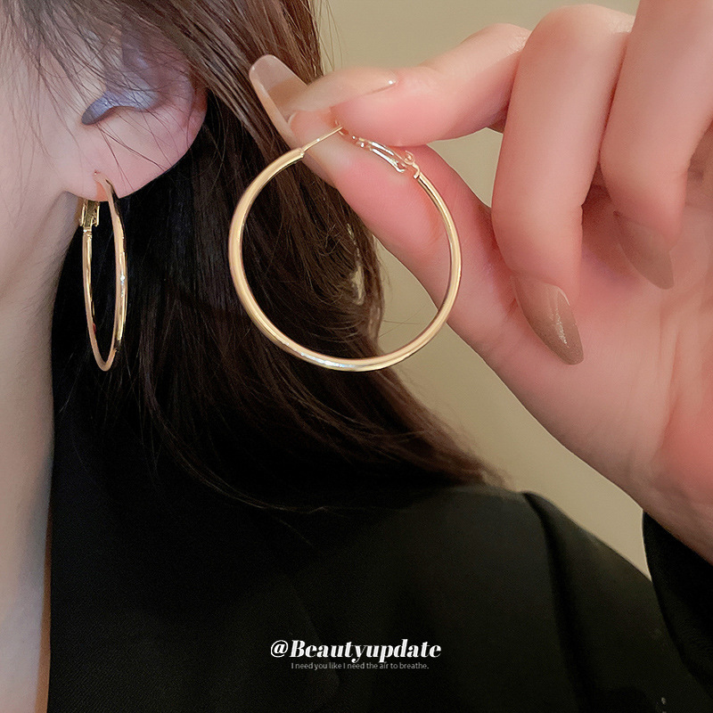 Aguja de plata minimalista redondo liso pendientes nicho estilo frío pendientes elegantes de Cercanías de alta calidad pendientes de moda al por mayor