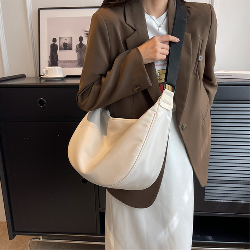 2024 new Korean version ins simple nylon cloth crossbody bag for women fashionable shoulder dumpling bag student shoulder bag trendy