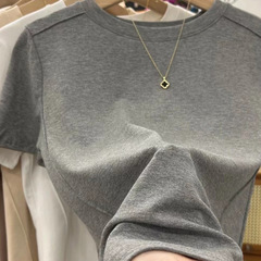 肩のtシャツの上着の女性の夏の丸首の不規則なデザイン感があります。
