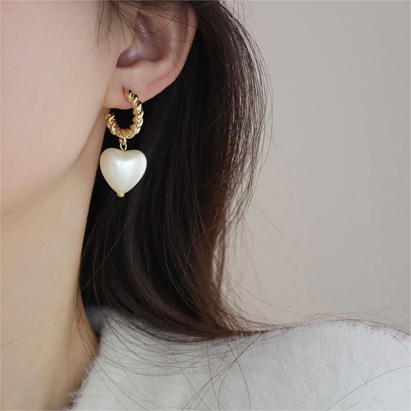 Pendientes de perlas, pendientes de estilo caliente, lujo ligero, pendientes simples de celebridades de Internet, accesorios de Yiwu, venta al por mayor