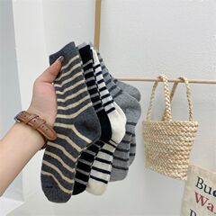 秋冬の新型の厚い保温のウサギのウールの女性の靴下の日本の中筒のストライプの保温の靴下の柔らかいモチモチのぬいぐるみの靴下の女性