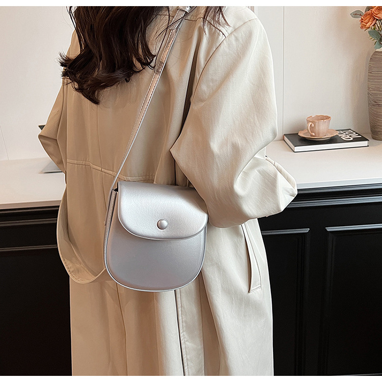 Single shoulder solid color, simple and versatile, casual crossbody mobile commuting mini box, saddle bag, women's bag_voghion.com