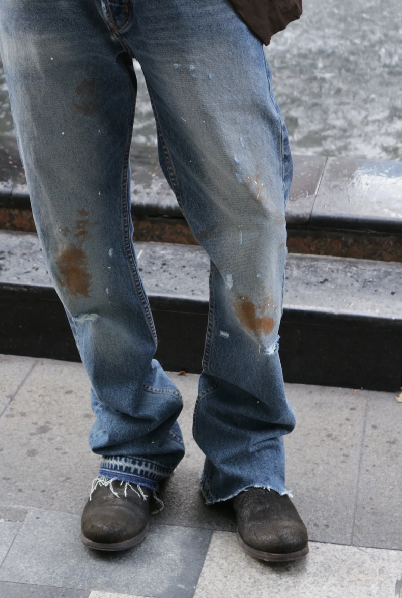 Herrenbekleidung High Street gewaschene, lockere, weit geschnittene ERD-Jeans im gleichen Stil mit ausgestelltem Bein_voghion.com