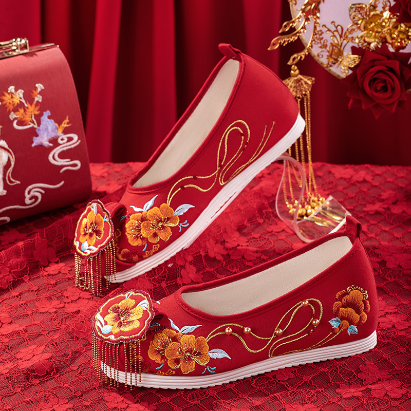 Chinese embroidery red tassel pearl cloth shoes old Beijing antique Sue round head XiuHe bride wedding shoes 