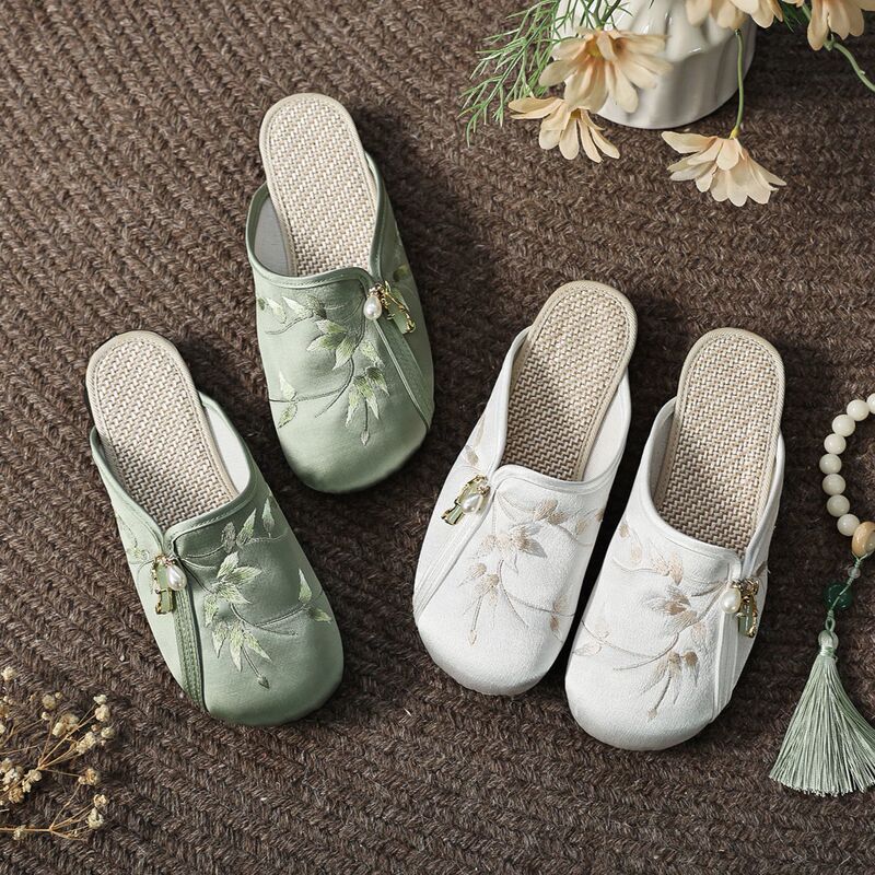 Beijing Summer Flat Slippers with Embroidered Closed-Toe Design, Chinese-Style Ethnic Soft-Soled Hanfu Cloth Shoes with Embroidery Beijing Summer Flat Slippers with Embroidered Closed-Toe Design, Chinese-Style Ethnic Soft-Soled Hanfu Cloth Shoes with Embroidery
