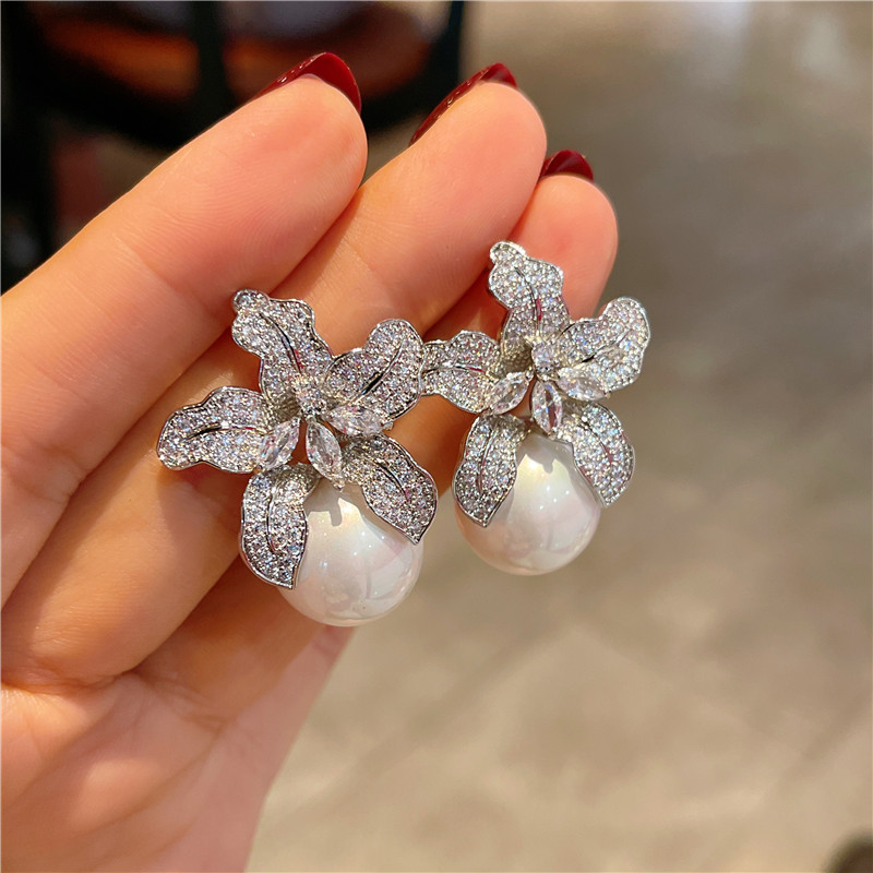 1 Pair Elegant Lady Flower Plating Inlay Imitation Pearl Copper Zircon Earrings display picture 3