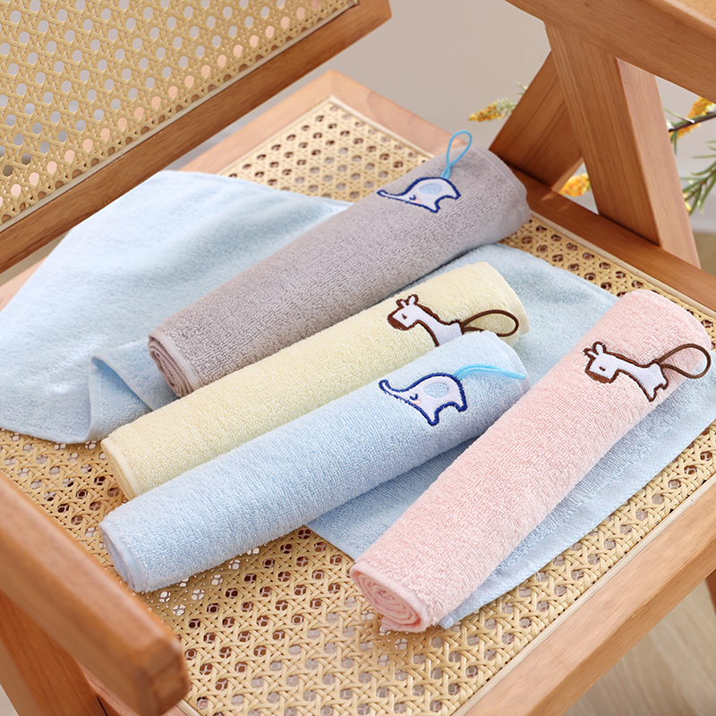 Wholesale Baby and Kidsren's Towels 4 Pack Lint-Free Baby Face Wash Newborn Towel Absorbent Hanging Kidsren's Bath Towel
