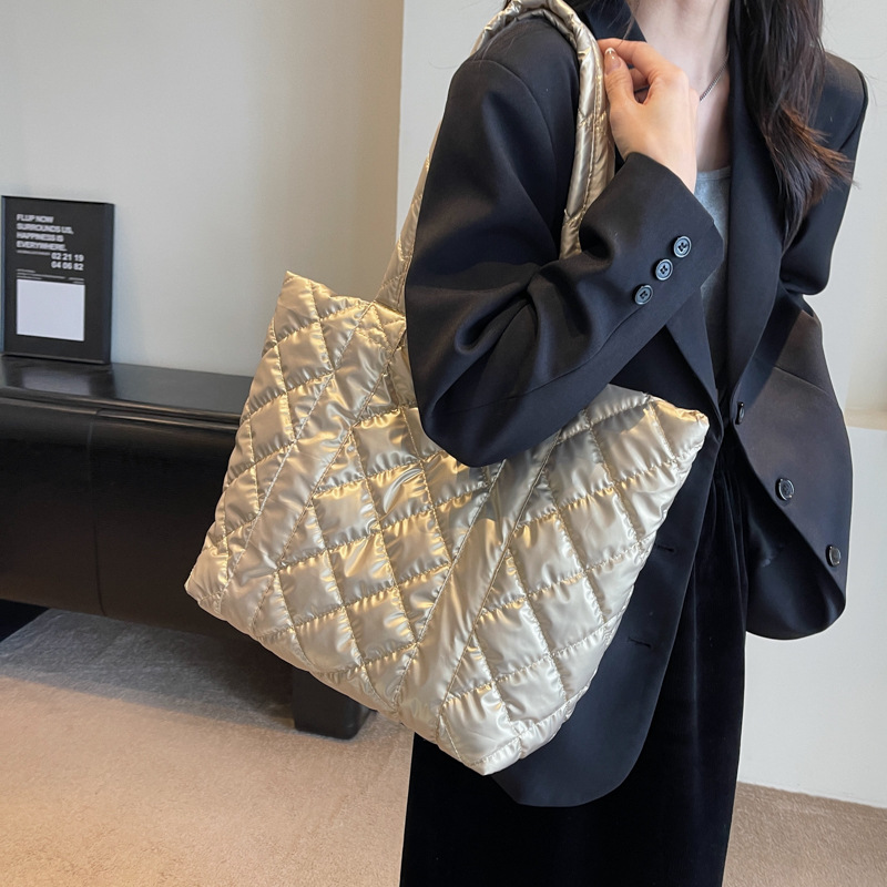 New large capacity down bag women's bag fashionable and simple one shoulder underarm bag commuting diamond shaped versatile hand held tote bag_voghion.com