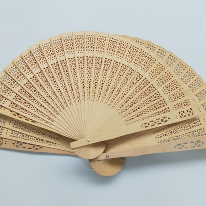 Hay en stock ventiladores de madera fragantes en forma de flor de impacto completo, ventiladores de madera de flor Yang, y ambos estilos están disponibles.