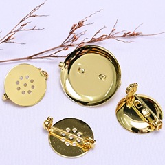 18k包みの金の保色の円盤のピンの丸いトレーのブローチの胸の花の底は針のdiyのアクセサリーの部品を掛けて卸売りします。