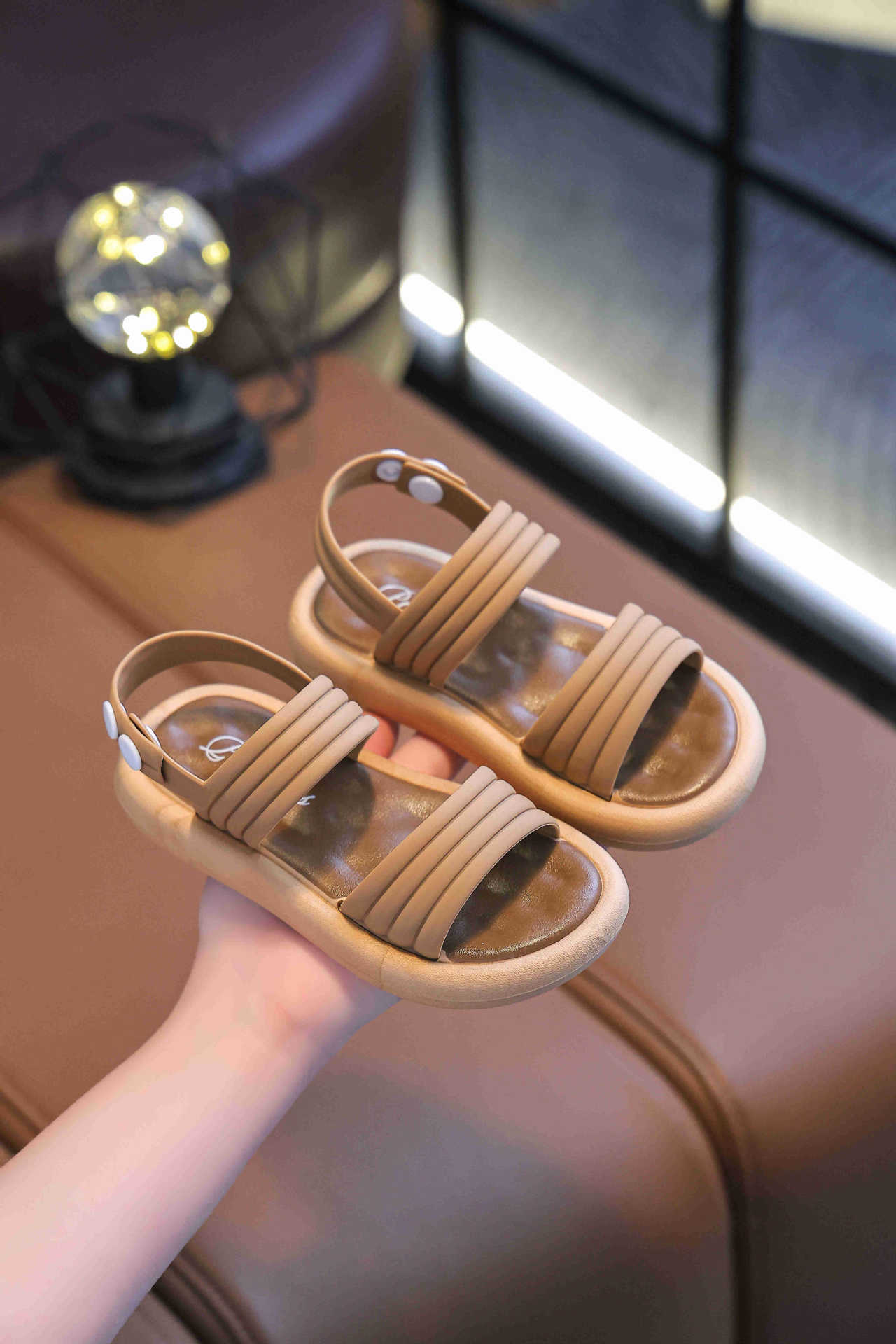 Niños sandalias de niñas de verano nuevo estilo de moda princesa coreana estudiantes lindas sandalias de aire exterior versátiles