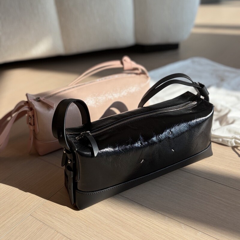 Maison Margiela MM6 Yu Shuxin and Li Yitong's same style oil wax leather shoulder bag with four-corner stitching, baguette bag, banana bag Maison Margiela MM6 Yu Shuxin and Li Yitong's same style oil wax leather shoulder bag with four-corner stitching, baguette bag, banana bag