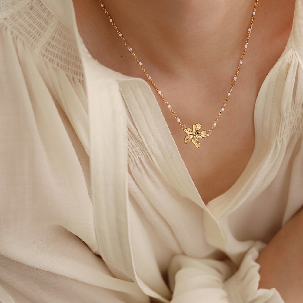 6g Weight PVD Coated Gold Plating Process 18K Gold Plated Plating Material 304 Stainless Steel Pendant Material PVD Coated Real Gold Plated 18K Gold Flower 304 Stainless Steel Waterproof Non Tarnish 304 Stainless Steel Pendant Necklace