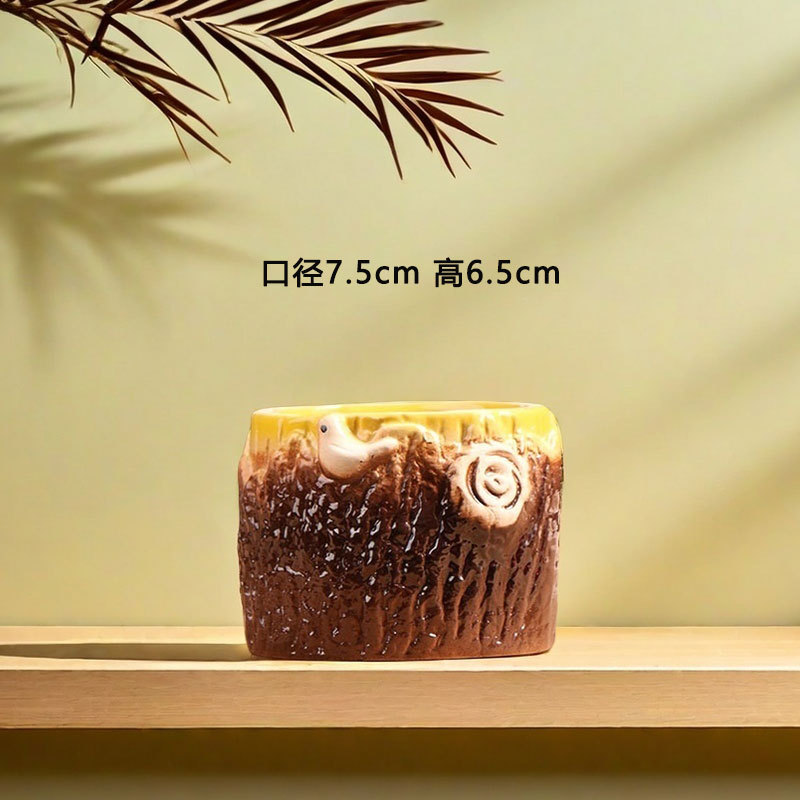 Un pájaro en la cabeza del árbol