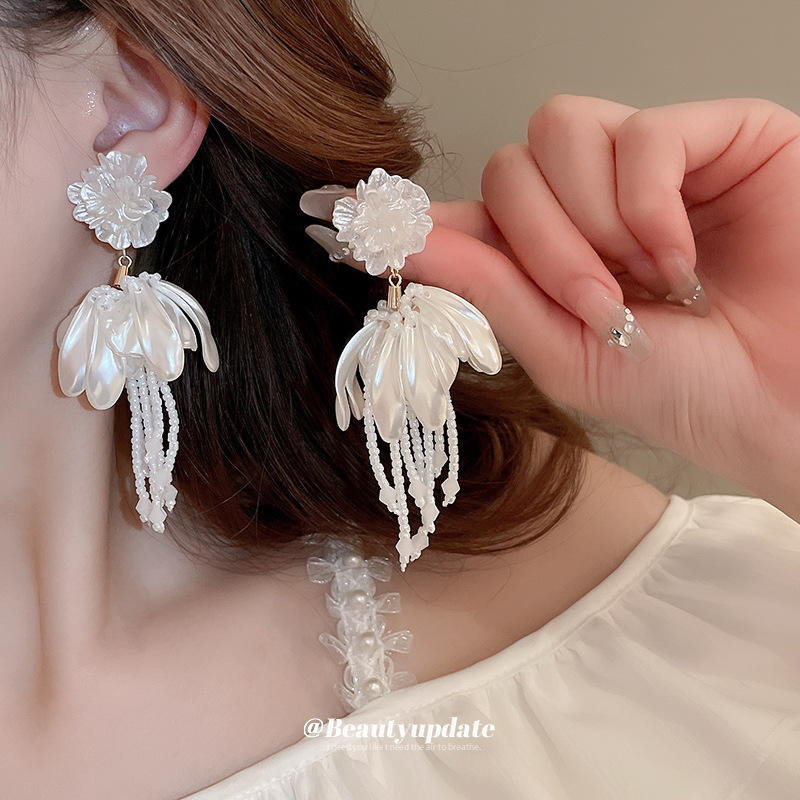 Pendientes de borla de flor de cristal artificial blanco puro con aguja de plata Pendientes de temperamento dulce y elegante Pendientes de sentido avanzado de nicho