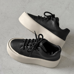2025 New Simple Sneakers for Men, Niche Thick-Soled Height-Increasing White Shoes, Comfortable Everyday Versatile Solid Color Biscuit Shoes