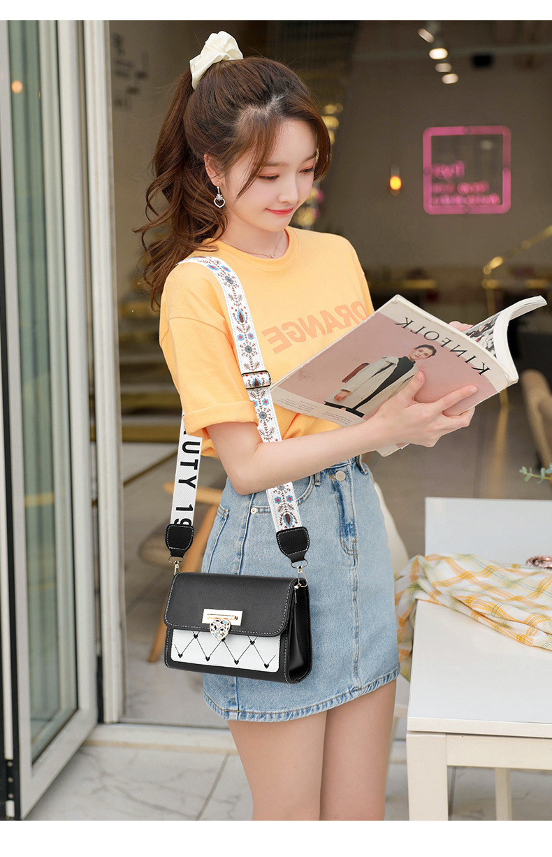 Sac à bandoulière simple pour femmes, tendance et à la mode, petit sac carré polyvalent populaire sur Internet, nouvelle collection 2024_voghion.com