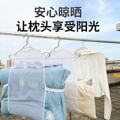 枕の神器枕芯の子供が枕を抱いてネットを干します。