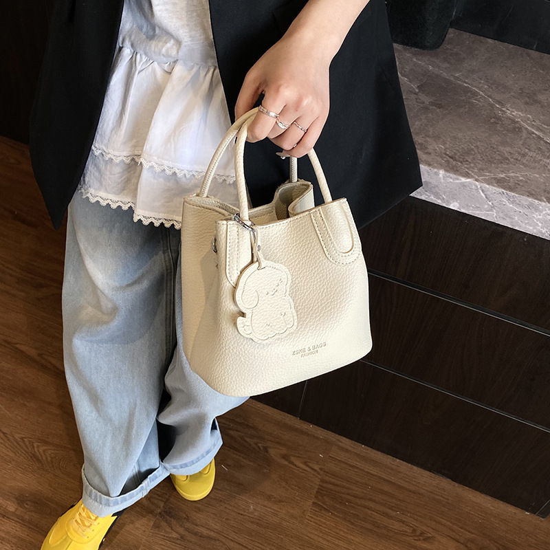 Bolso de patrón de lichi de alta gama para damas 2025 verano nuevo bolso de mensajero popular de todo fósforo bolso de cubo portátil de moda