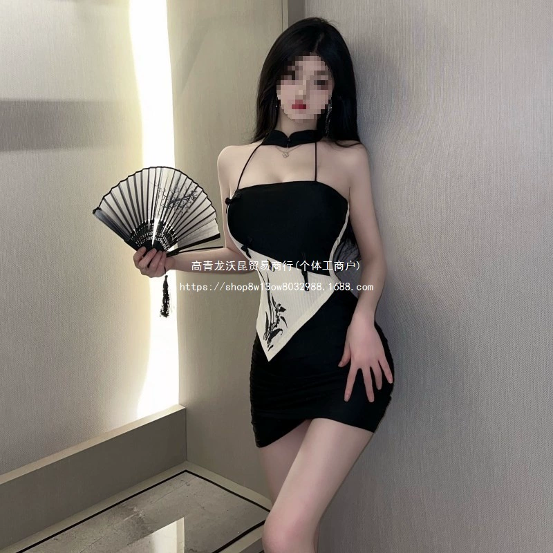 Оптовая продажа 2024 г. Женское сексуальное обтягивающее платье с ретро-принтом и вырезами Super Beautiful из Европы, Америки и Юго-Восточной Азии.