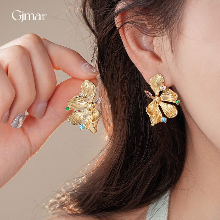 Earrings with zircon