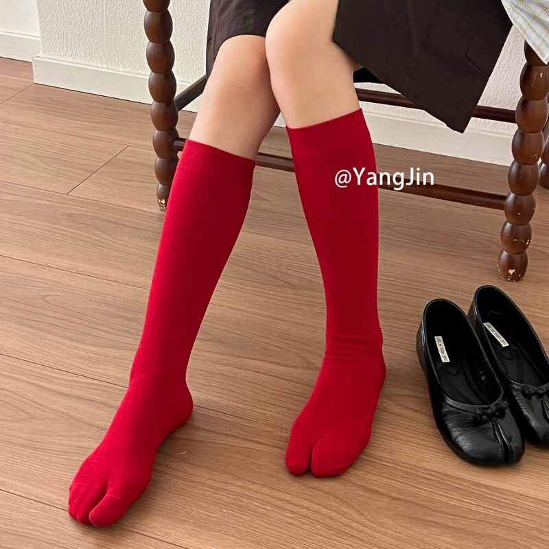 Red split-toe calf socks for women, new autumn style, seamless two-toe socks, simple Korean style, versatile solid color mid-length socks Red split-toe calf socks for women, new autumn style, seamless two-toe socks, simple Korean style, versatile solid color mid-length socks