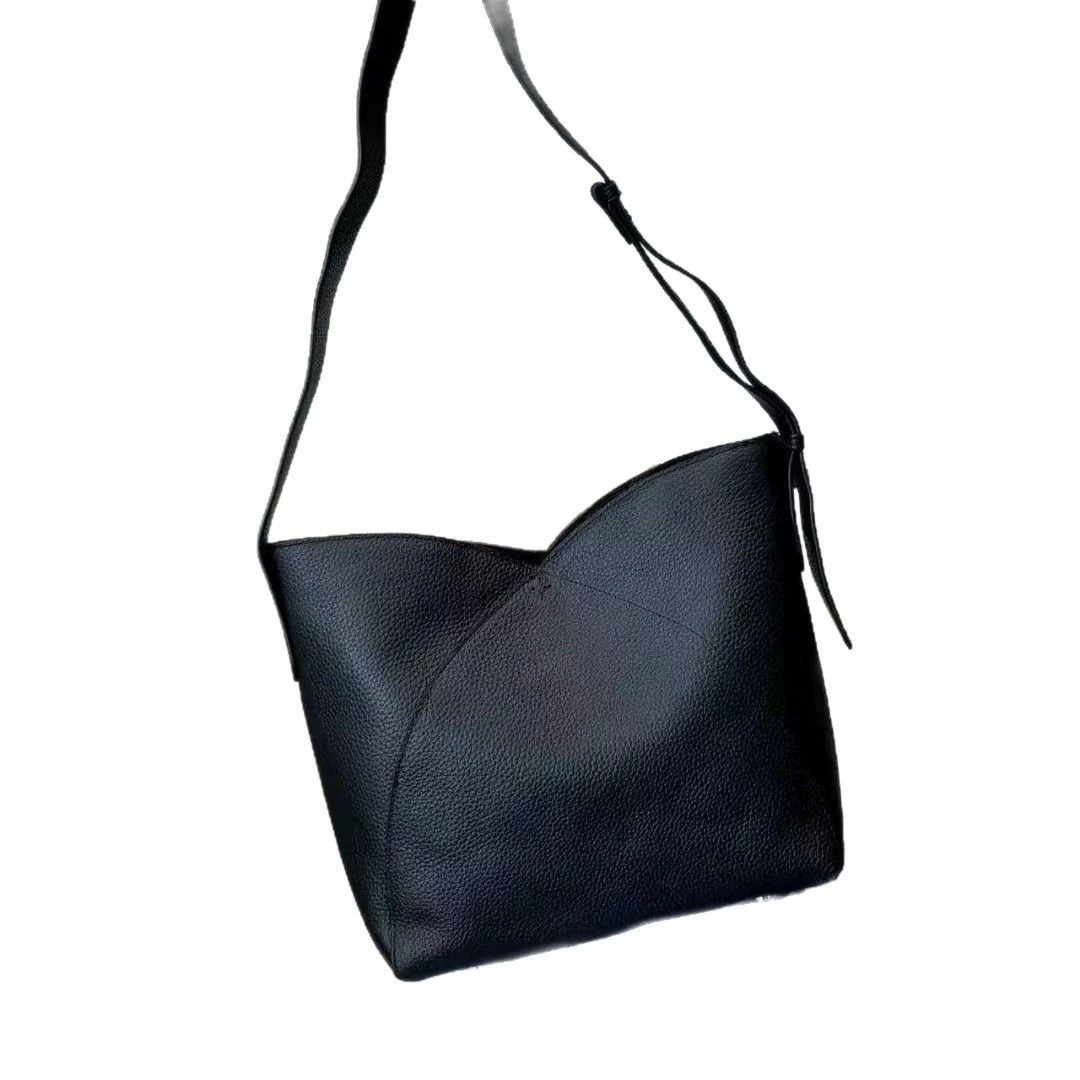 [Переведено]Capacious one-shoulder bag, genuine leather